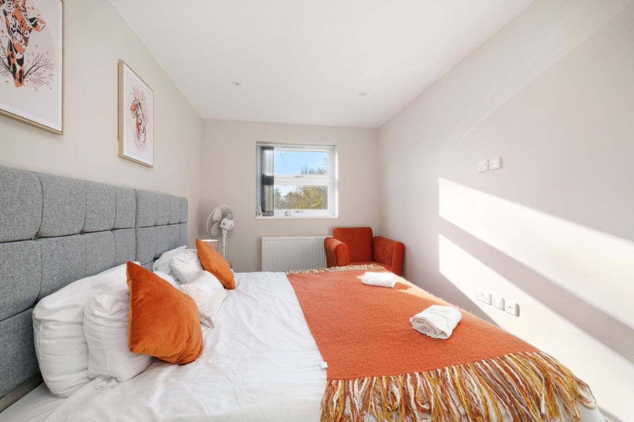 Apartment Crown Place 2 & 3 Bedroom Luxury Apts With Parking In By 360stays Shepperton