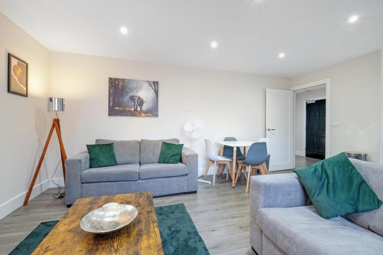 Apartment Crown Place 2 & 3 Bedroom Luxury Apts With Parking In By 360stays Shepperton