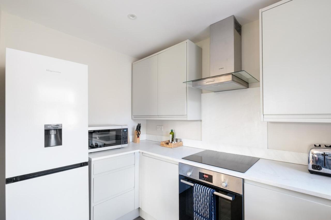 Crown Place 2 & 3 Bedroom Luxury Apts With Parking In By 360stays * Shepperton