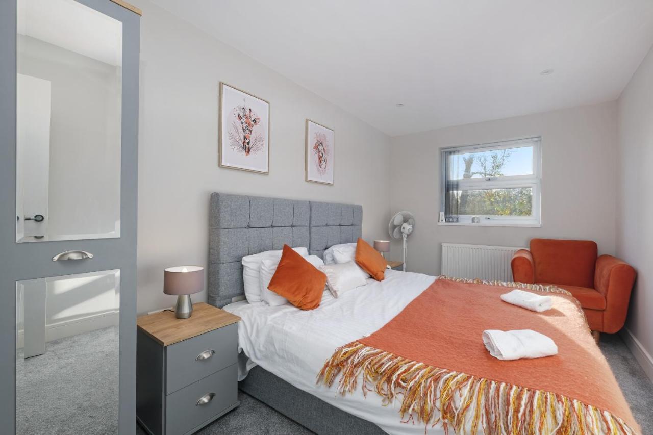 Crown Place 2 & 3 Bedroom Luxury Apts With Parking In By 360stays Apartment Shepperton