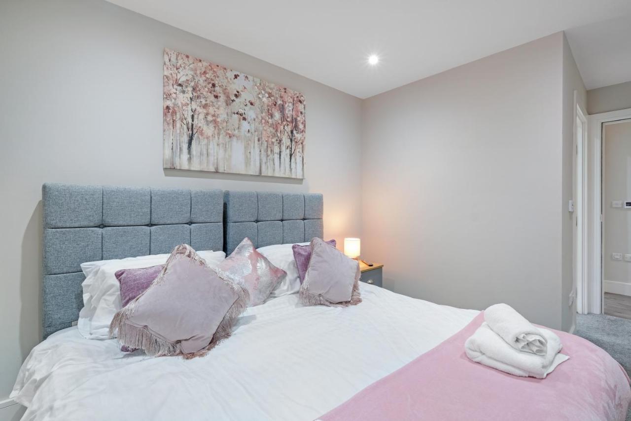Apartment Crown Place 2 & 3 Bedroom Luxury Apts With Parking In By 360stays Shepperton