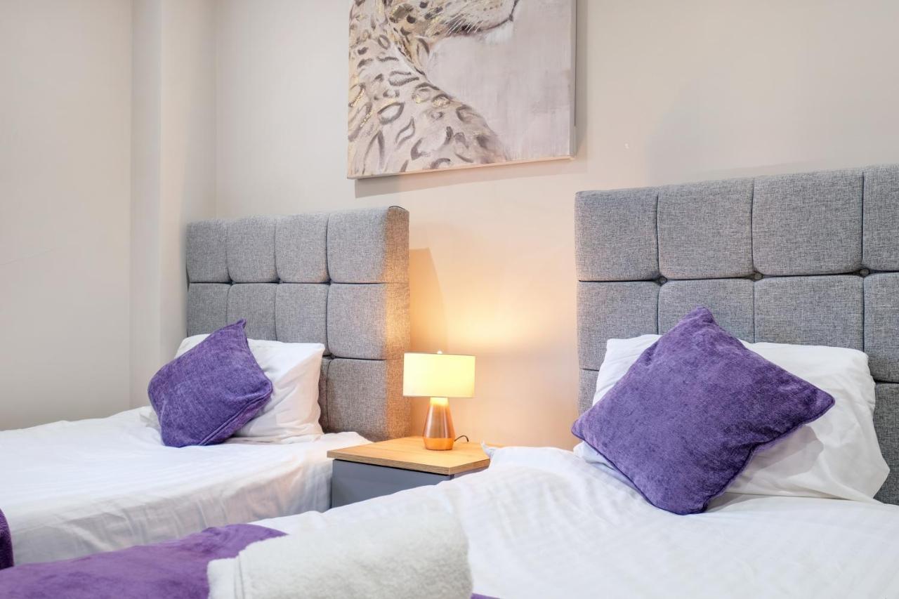 Crown Place 2 & 3 Bedroom Luxury Apts With Parking In By 360stays Apartment Shepperton